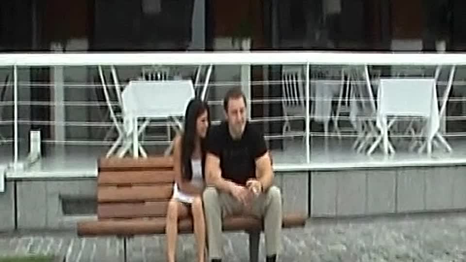 Sexy Girl geht ohne Unterwäsche aus