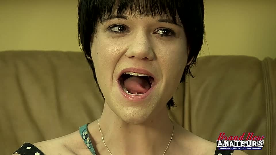 Geile Amateurstute macht Solo und Blowjob