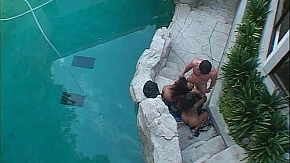 Zwei dunkelhäutige Kerle ficken einen Latino-Fotografen im Pool