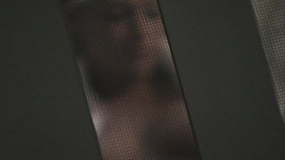 Blonde Schlampe mit Titten hört zu, wie sie masturbiert