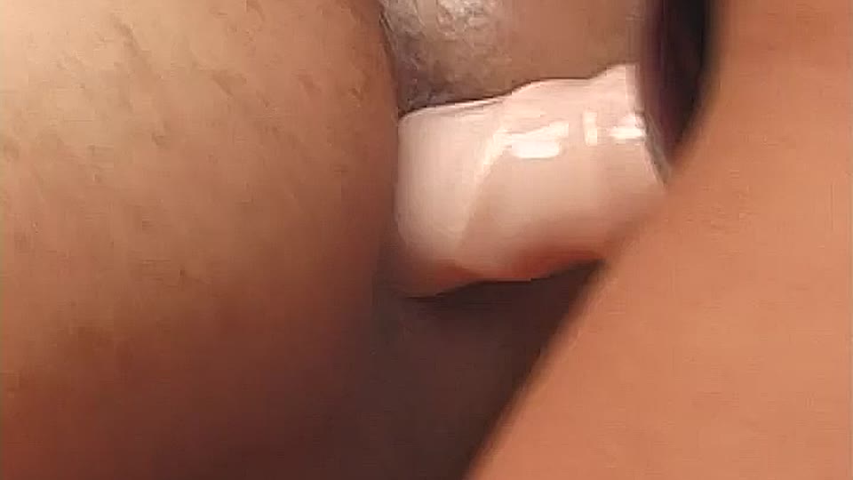 Schwul von zwei bisexuellen Mädchen mit Strap-On gefickt