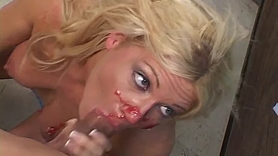 Die stehlende Blondine wird zur Strafe in die Kehle gefickt