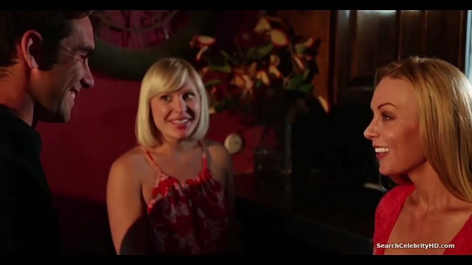 Er lutschte an ihren Nippeln, während er fickte