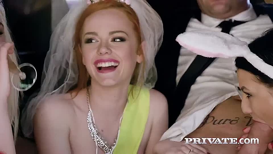 Gangbang im Auto mit geiler Partyschlampe