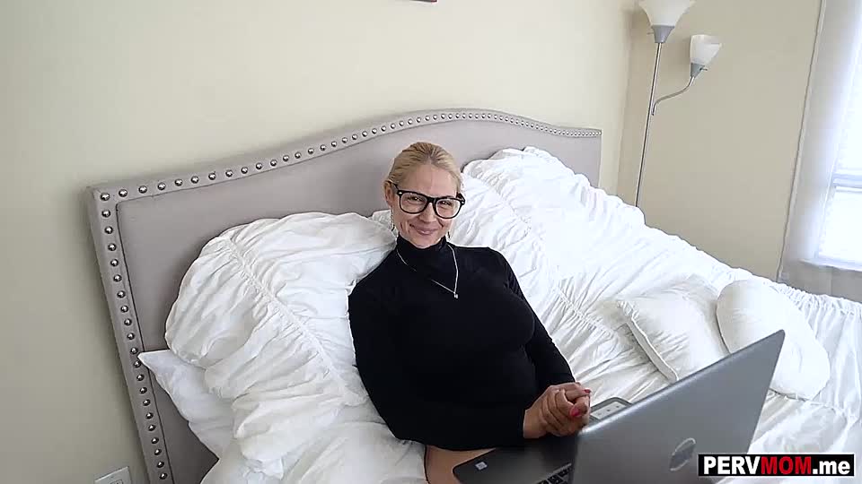 Blonde MILF wird auf dem Bett von hinten gefickt