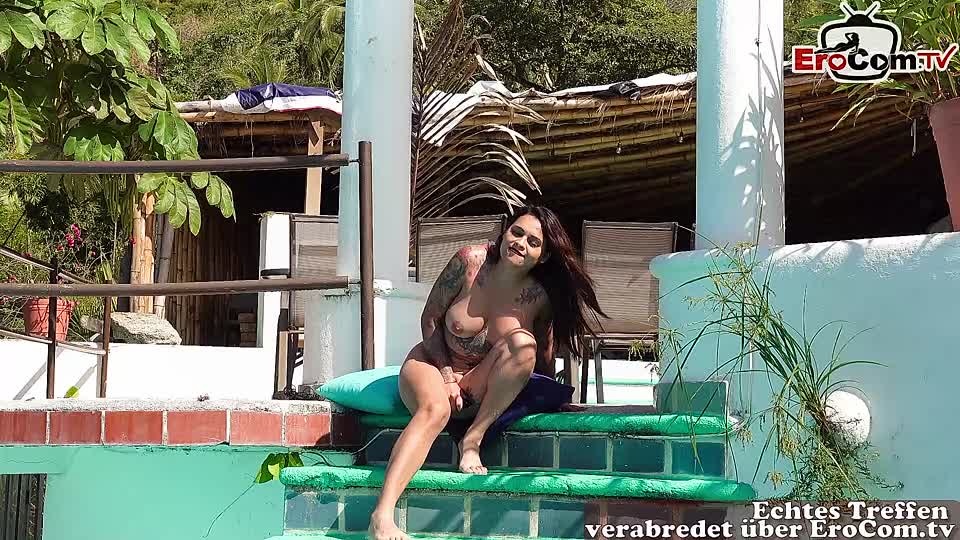 Teen Chica Cereza Rodriguez fickt draußen mit einem Dildo